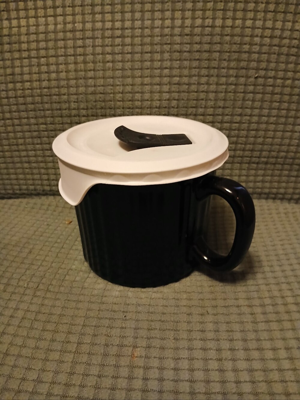 Corningware Black Ceramic 20 oz Soup Mug w/  Vented Lid (080726C)
